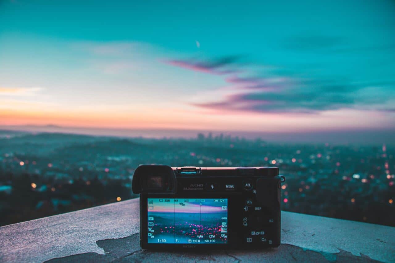 Un appareil photo devant un panorama