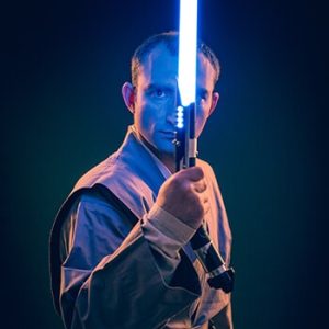 Portrait d'un Jedi avec un sabre laser bleu, en Studio sur fond noir