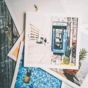 Photos papier étalées sur une table