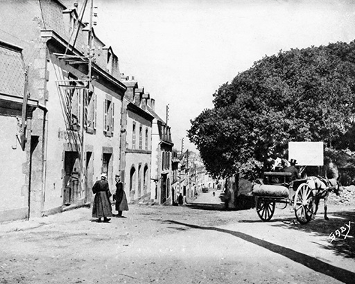 Restauration de photo ancienne en Noir et blanc Photo noir et blanc restaurée d'une rue