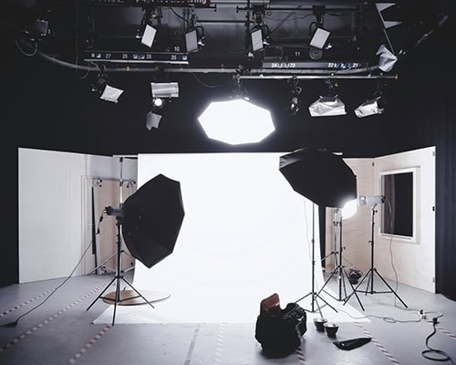 studio photo équipé de projecteurs et flash